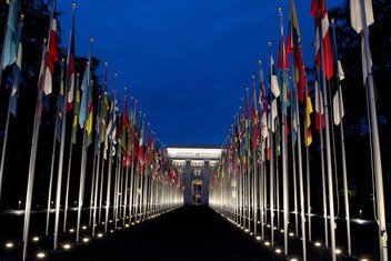 Vista nocturna de las banderas de diferentes países en la sede de las Naciones Unidas en Ginebra.