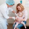 2018年4月4日，母亲伊娜抱着1.3个月大的达娜，在乌克兰基辅奥伯龙地区的儿童诊所接受第一剂腮腺炎，麻疹和风疹疫苗。