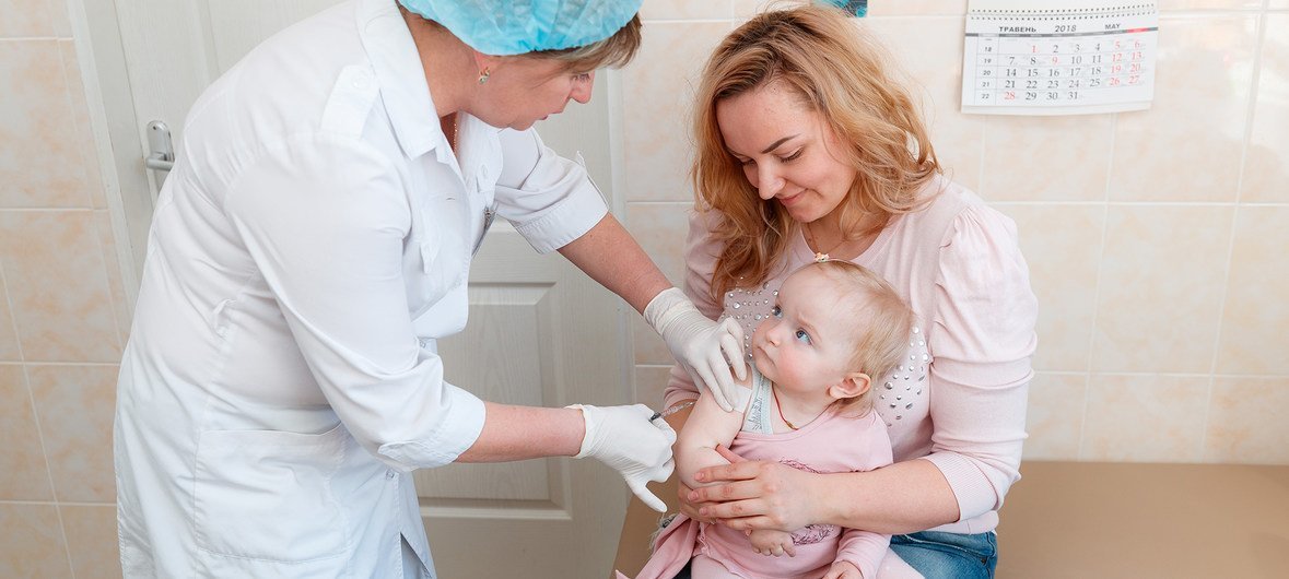 2018年4月4日，母亲伊娜抱着1.3个月大的达娜，在乌克兰基辅奥伯龙地区的儿童诊所接受第一剂腮腺炎，麻疹和风疹疫苗。