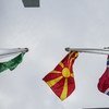 北马其顿共和国国旗首次在纽约联合国总部升起。 按英文字母顺序排列，北马其顿共和国国旗在尼日利亚国旗（左）和挪威（右）之间。