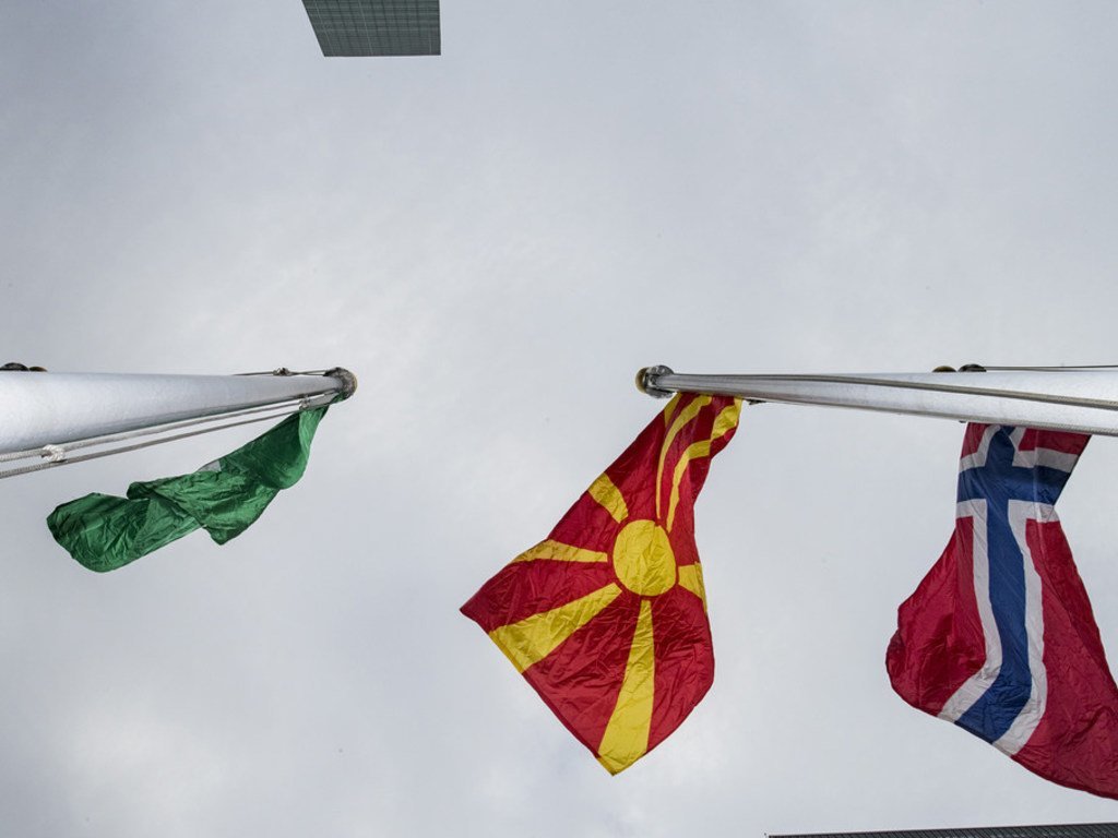 北马其顿共和国国旗首次在纽约联合国总部升起。 按英文字母顺序排列，北马其顿共和国国旗在尼日利亚国旗（左）和挪威（右）之间。