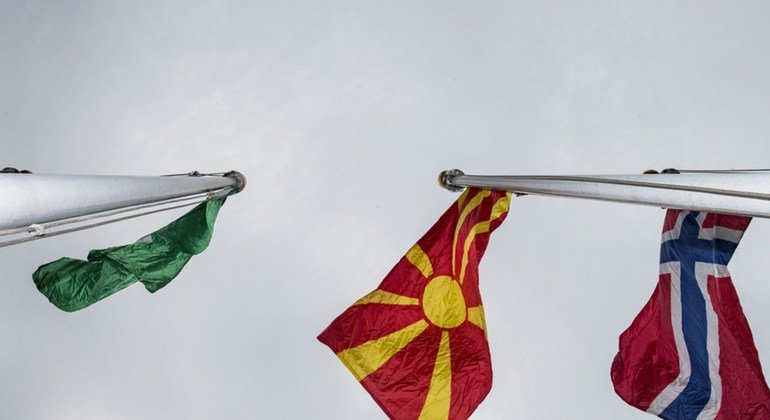 La bandera de la República de Macedonia del Norte se iza por primera vez en la sede de la ONU en Nueva York y se encuentra localizada por orden alfabético entre las banderas de Nigeria y Noruega.