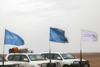 El convoy humanitario de las Naciones Unidas aproximándose al campamento temporal localizado en el sudeste de Siria y fronterizo con Jordania.