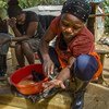 Dans le comté de Kakamega, au Kenya, du minerai broyé est mélangé à de l'eau contenant du mercure pour extraire l'or sans équipement de protection pour les travailleurs.