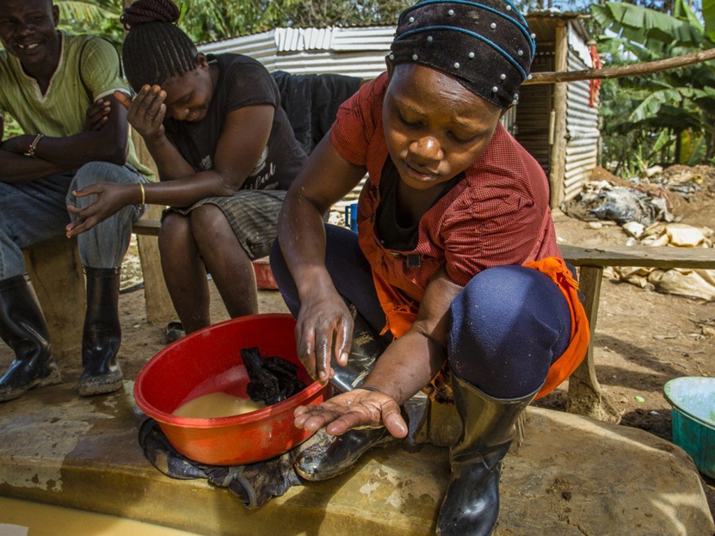 Dans le comté de Kakamega, au Kenya, du minerai broyé est mélangé à de l'eau contenant du mercure pour extraire l'or sans équipement de protection pour les travailleurs.