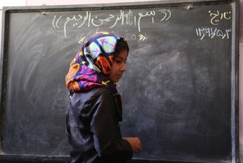 三十多年的持续冲突摧毁了阿富汗的教育系统。对于这个国家的许多孩子来说，完成小学学业仍然是一个遥远的梦想。在赫拉特省的巴格梅拉特，10岁的法蒂玛在黑板上解一道数学题。