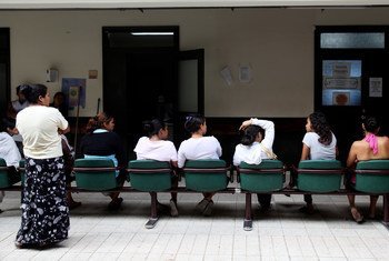 Des patients dans une salle d'attente de la maternité de l’hôpital San Felipe, à Tegucigalpa, au Honduras.