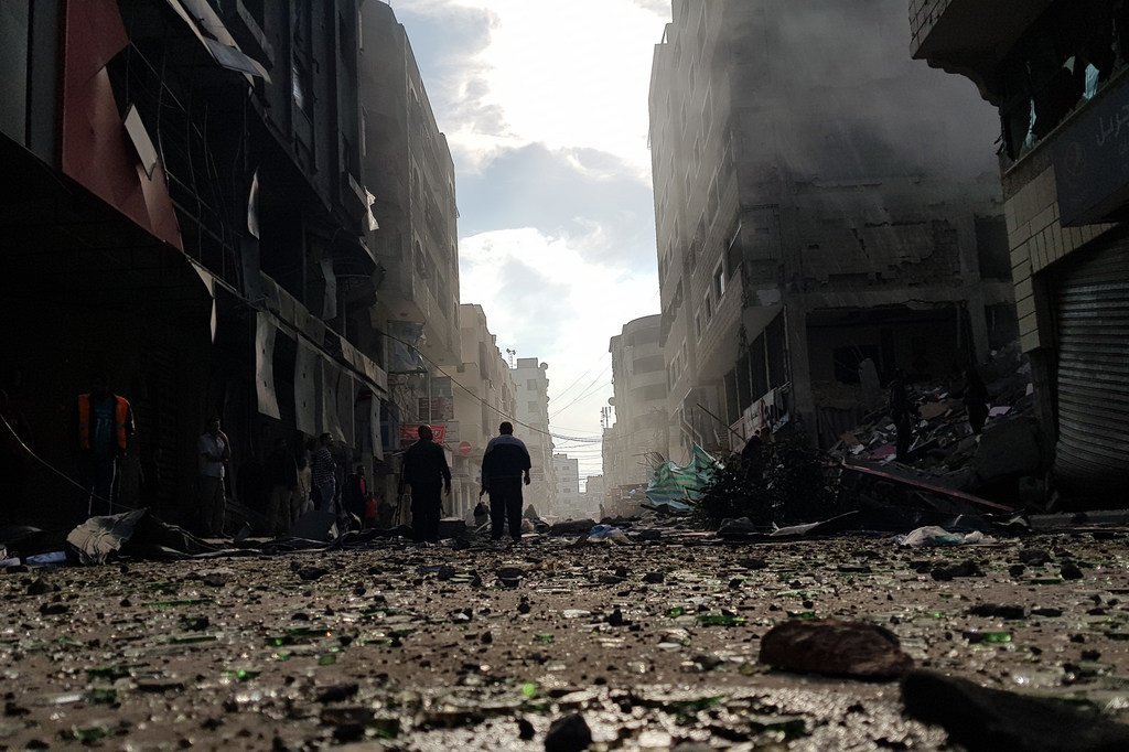 Scène de destruction dans les rues de Gaza après des frappes qui ont visé un bâtiment résidentiel en novembre 2018.