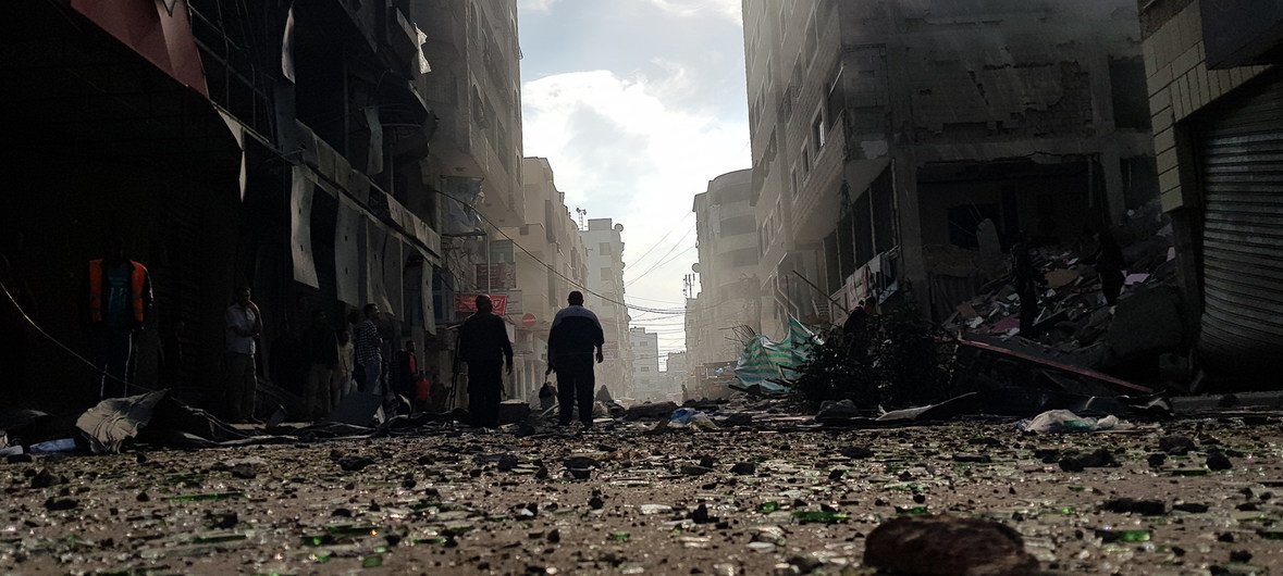 ग़ाज़ा शहर में एक बहुमंज़िला इमारत में हमले के बाद का दृश्य.