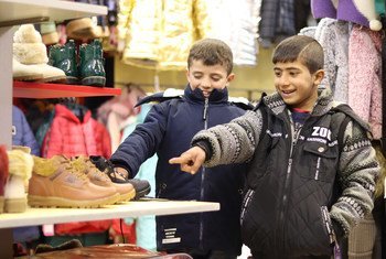 Деньги, которые мигранты отправляют на родину, позволяют их семьям покупать еду, одежду, получать образование и медицинскую помощь.