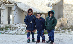 Несмотря на перемирие, мирное население в Сирии продолжает подвергаться многочисленным угрозам.  На фото сирийские дети в зимней одежде, предоставленной ЮНИСЕФ. 