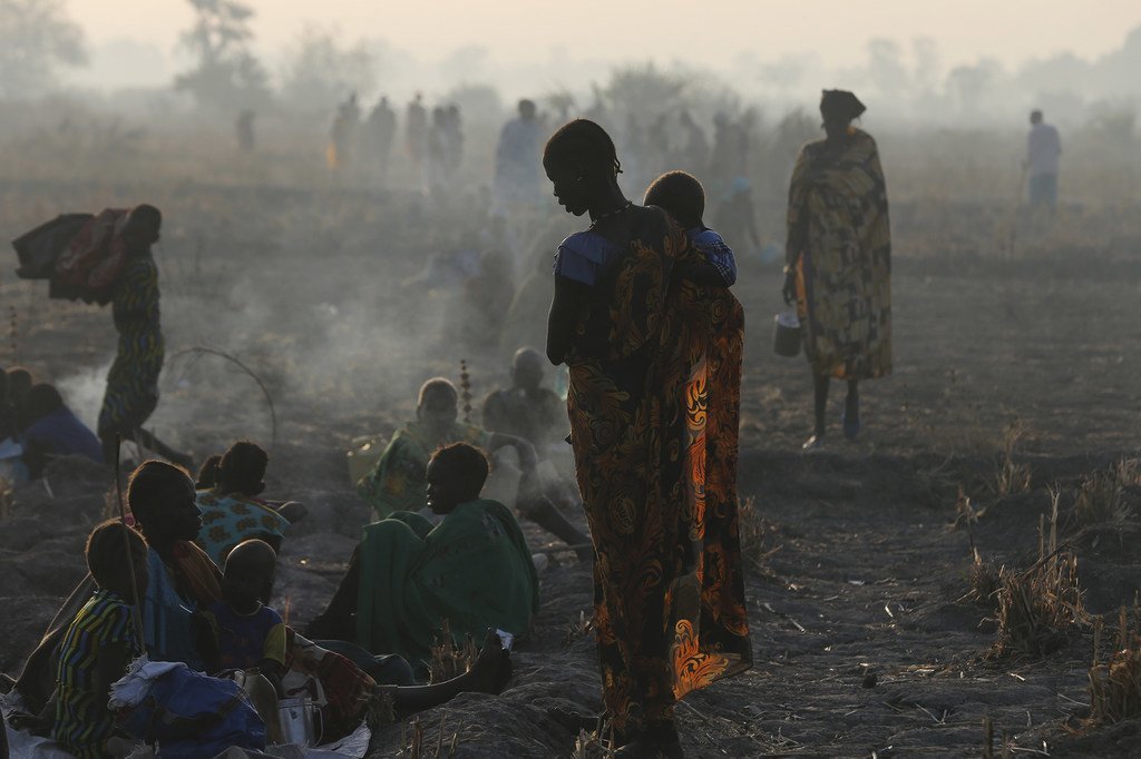 Las familias esperan a primera hora de la mañana para registrarse antes de una distribución de alimentos llevada a cabo por el Programa Mundial de Alimentos (PMA) de las Naciones Unidas y los organismos asociados, en Thonyor, condado de Leer, Sudán del Su