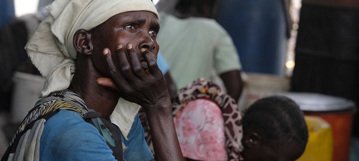 南苏丹的一名妇女。她所居住的小镇在冲突中被毁为灰烬。 