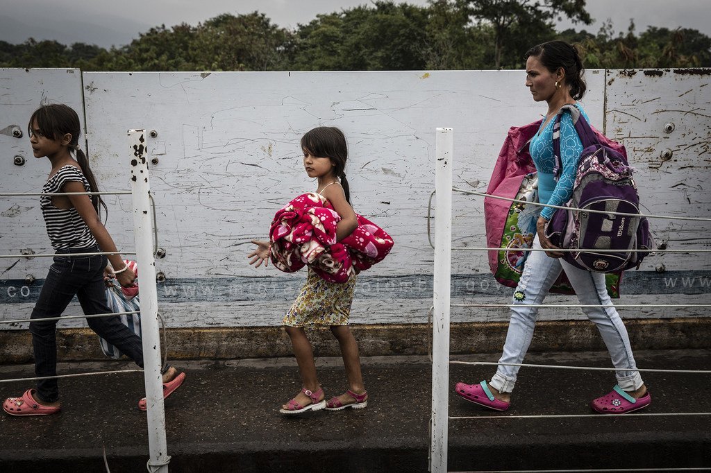 Colombie. Des réfugiés et des migrants vénézuéliens traversent le pont Simon Bolivar, l'un des sept points d'entrée légaux à la frontière entre la Colombie et le Venezuela.