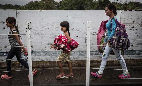 Crianças venezuelanas atravessam a ponte Simon Bolivar, para entrar na Colômbia 