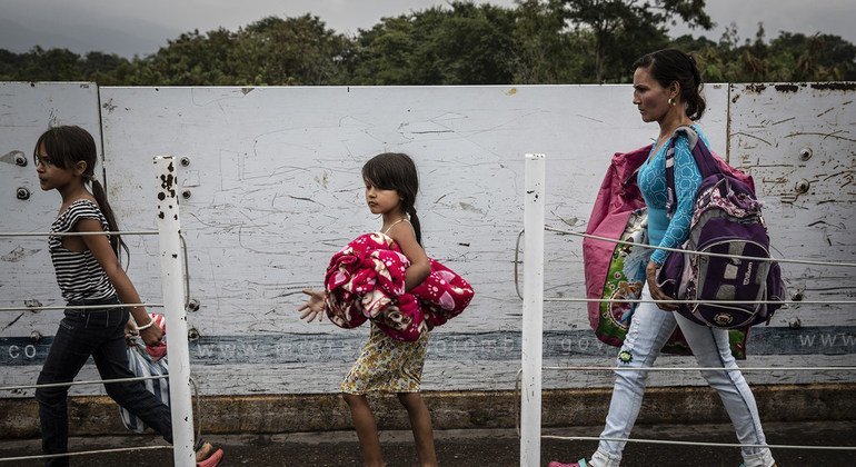 Refugiados e migrantes venezuelanos atravessam a Ponte Simon Bolívar, um dos sete pontos de entrada legais na fronteira Colômbia-Venezuela.