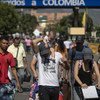 委内瑞拉移民与难民越过西蒙玻利瓦尔大桥进入哥伦比亚。