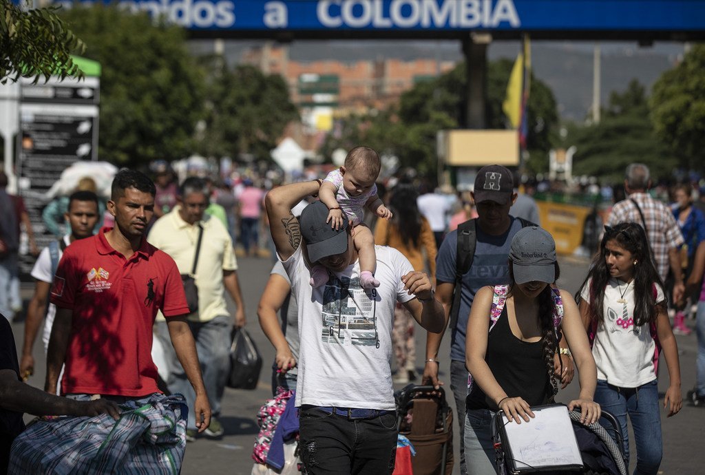 مهاجرون ولاجئون من فنزويلا يعبرون الحدود إلى كولومبيا.