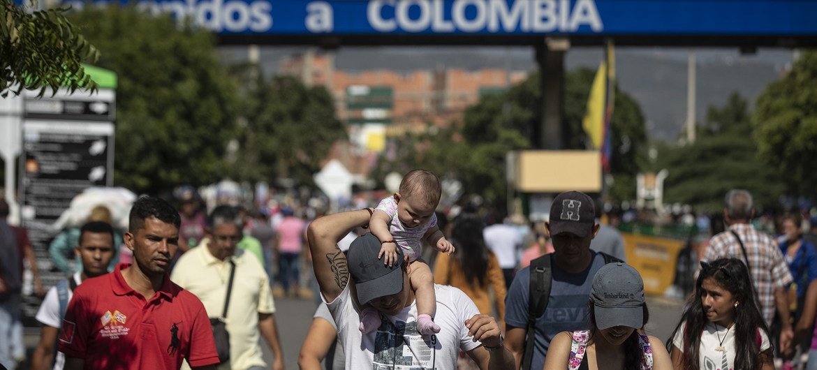 Refugiados y migrantes venezolanos cruzan el puente Simón Bolívar hacia Colombia.