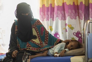 Saba récupère de la malnutrition. Ici, présentée avec sa mère au centre de santé d’Alzaidiah. Toute sa famille est exposée au risque de malnutrition en raison de la guerre et du manque de source de revenus.