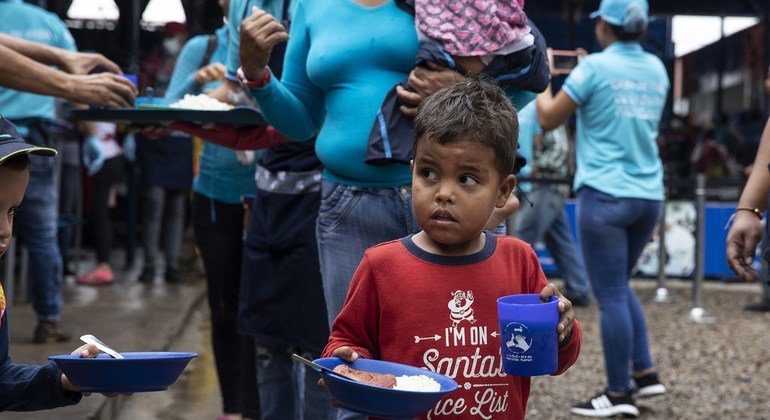 Refugiados y migrantes venezolanos acuden al comedor de la Divina Providencia en Colombia, que cuenta con el apoyo de ACNUR. Allí se sirven unas 5000 raciones diarias.
