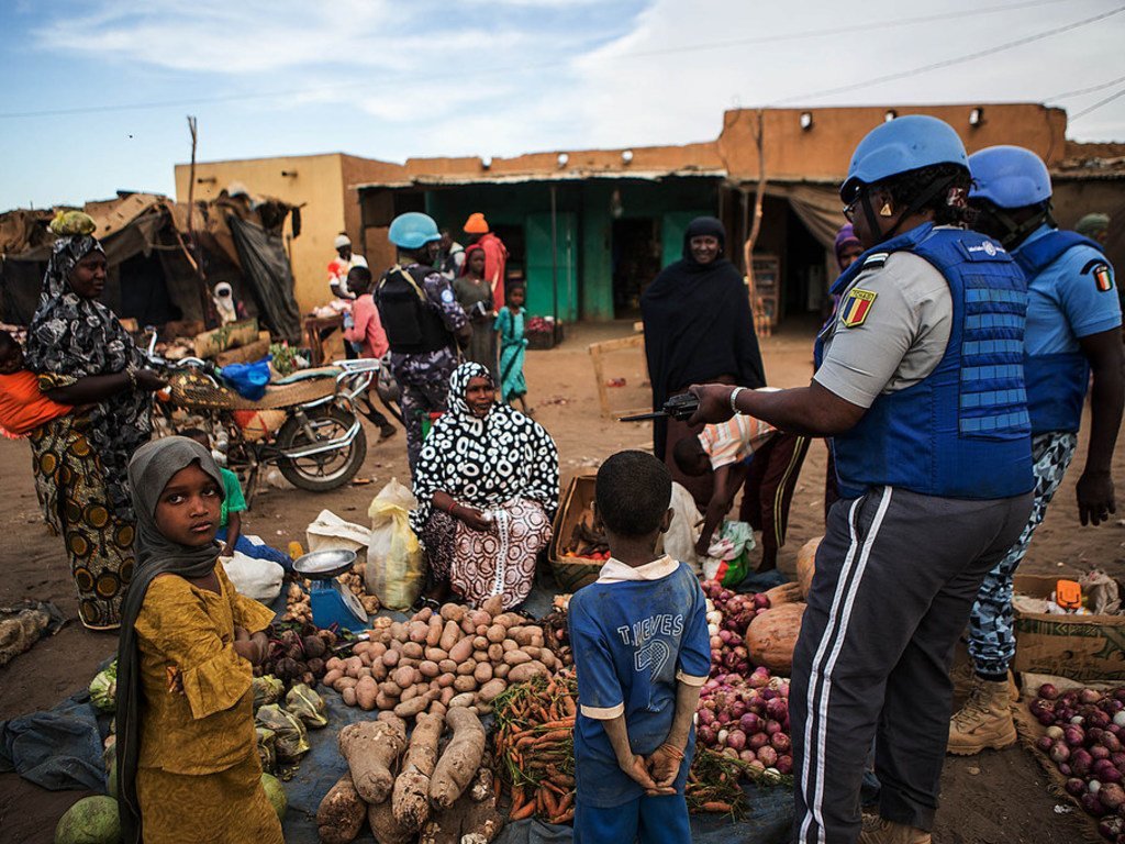 دورية لشرطة الأمم المتحدة في منطقة ميناكا في أقصى شمال شرق مالي. وتشهد المنطقة تصاعدا في انعدام الأمن جرّاء ازدياد وتيرة اعتداءات الجماعات الإرهابية والمسلحين من قطاع الطرق واللصوص