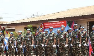 नेपाली शांतिरक्षक फ़िलहाल 14 यूएन मिशनों का हिस्सा हैं जिनमें माली, कांगो लोकतांत्रिक गणराज्य और मध्य अफ़्रीकी गणराज्य में जारी अभियान शामिल हैं. इस तस्वीर में मध्य अफ़्रीकी गणराज्य में मेडल परेड के दौरान नेपाली पुलिस दस्ते के सदस्य हैं.