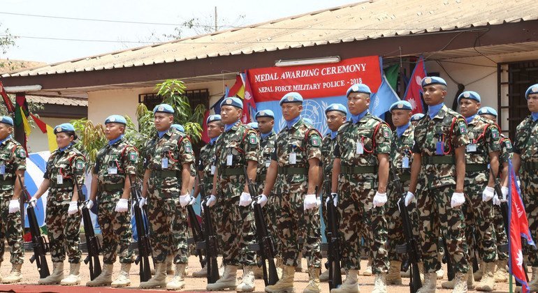 नेपाली शांतिरक्षक फ़िलहाल 14 यूएन मिशनों का हिस्सा हैं जिनमें माली, कांगो लोकतांत्रिक गणराज्य और मध्य अफ़्रीकी गणराज्य में जारी अभियान शामिल हैं. इस तस्वीर में मध्य अफ़्रीकी गणराज्य में मेडल परेड के दौरान नेपाली पुलिस दस्ते के सदस्य हैं.