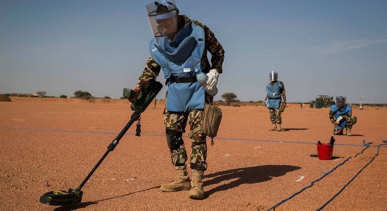 Daniel Craig chamou a atenção para os riscos ainda existentes em zonas de guerra e conflitos.