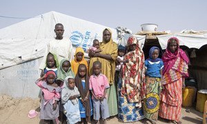 नाईजीरियाई शरणार्थी मोहम्मद लवान गोनी अपने 10 बच्चों के साथ. उनकी माँ और दो पत्नियाँ भी मीनावाओ शरणार्थी शिविर में रहती हैं. (फ़रवरी 2019)