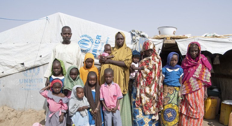 नाईजीरियाई शरणार्थी मोहम्मद लवान गोनी अपने 10 बच्चों के साथ. उनकी माँ और दो पत्नियाँ भी मीनावाओ शरणार्थी शिविर में रहती हैं. (फ़रवरी 2019)