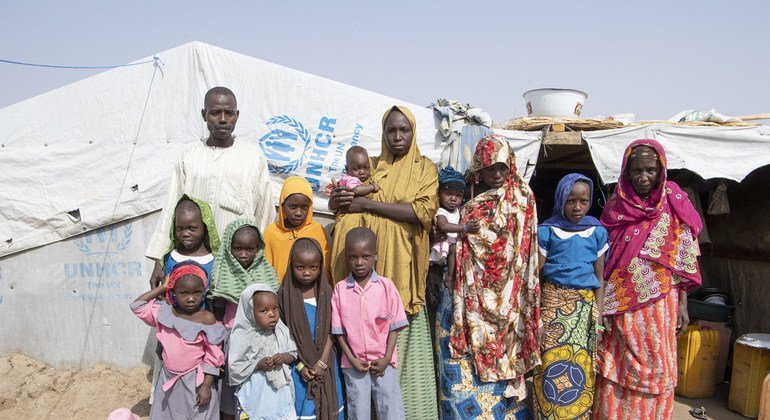 Mkimbizi kutoka Nigeria, Mohamed Lawan Goni, akiwa na watoto wake 10, mama yake na wake zake wawili na sasa wanaishi kambi ya Minawao nchini Cameroon.