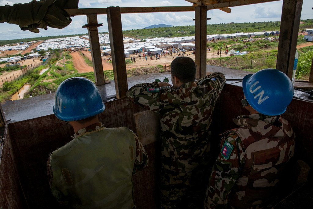 Des Casques bleus népalais surveille un site de protection des civils à Juba en mai 2015. Les forces népalaises aident à protéger les civils au Soudan du Sud en patrouillant dans tout le pays, facilitant ainsi l'acheminement de l'aide humanitaire