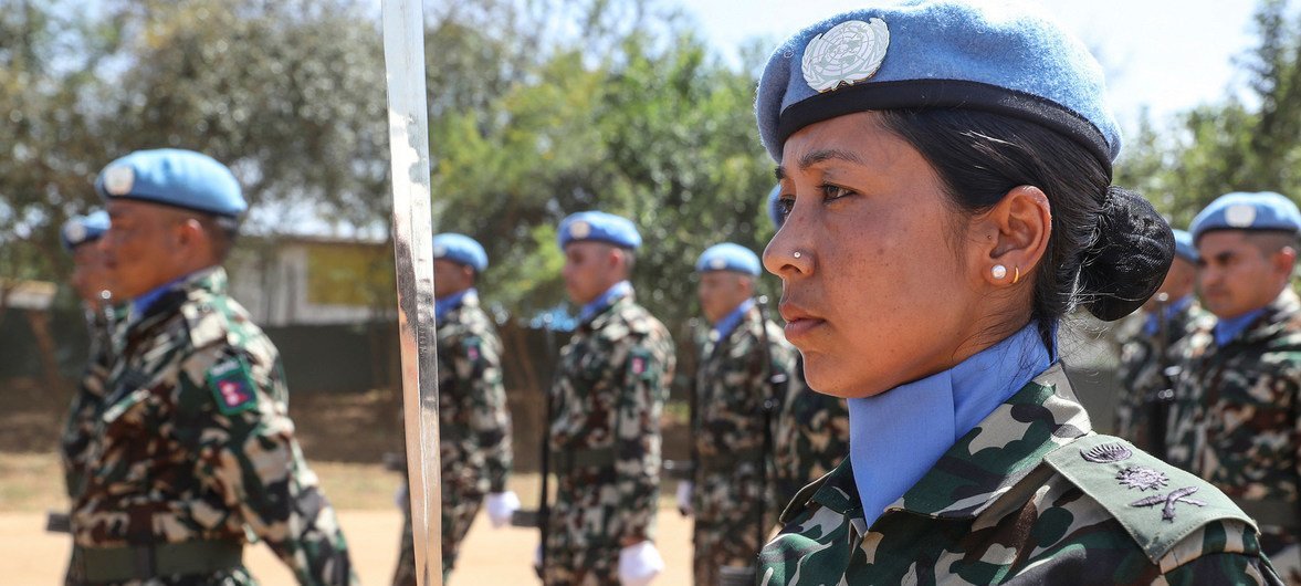दक्षिण सूडान के जूबा में मेडल परेड के दौरान नेपाल की एक रिज़र्व बटालियन के सदस्य. पिछले छह दशकों से नेपाल संयुक्त राष्ट्र शांतिरक्षा अभियानों में अपना योगदान देता रहा है. वर्तमान में 5,700 से ज़्यादा नेपाली सैनिक 12 से अधिक देशों में सेवारत हैं. नेपाल यूए