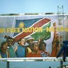 La lutte de la Namibie pour l'indépendance occupa l'ordre du jour de l'ONU pendant plus de 40 ans. Sur la photo, un ouvrier met la touche finale à un panneau publicitaire près de Windhoek, proclamant l'indépendance de la nation en 1990.