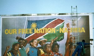 La lutte de la Namibie pour l'indépendance occupa l'ordre du jour de l'ONU pendant plus de 40 ans. Sur la photo, un ouvrier met la touche finale à un panneau publicitaire près de Windhoek, proclamant l'indépendance de la nation en 1990.