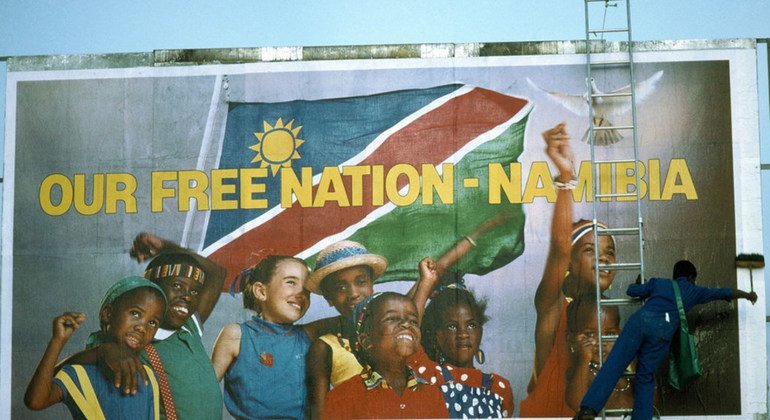 La lucha por la independencia de Namibia llevaba más de 40 años en la agenda de la ONU. En la foto, un trabajador da los últimos retoques a una valla publicitaria cerca de Windhoek, que proclama la independencia de la nación.