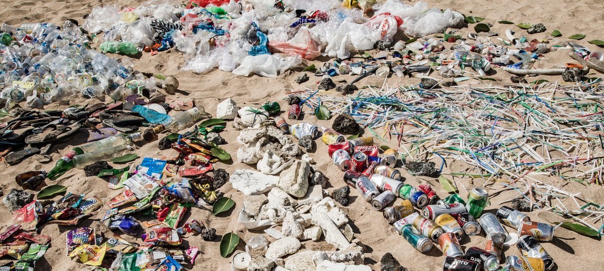 Вот сколько мусора собрали на пляже в Бали. Все это попадает в океан и убивает его обитателей. 