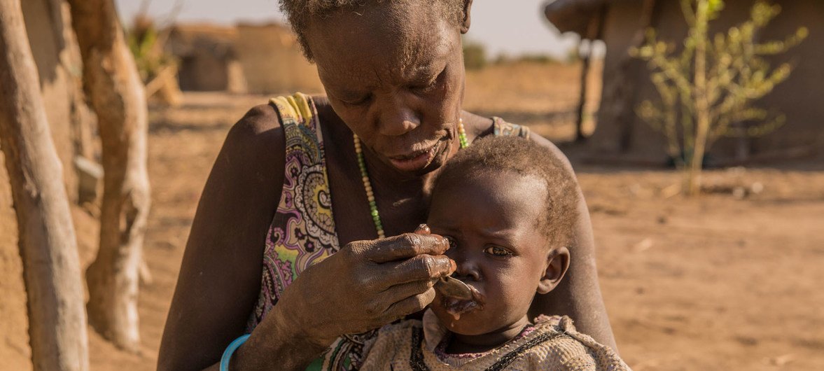 दक्षिण सूडान में जीने की जद्दो-जहद में एक महिला अपनी संतान के साथ. दुनिया भर में ऐसे करोड़ों महिलाएं व बच्चे हैं जिन्हें सहारे की ज़रूरत है.