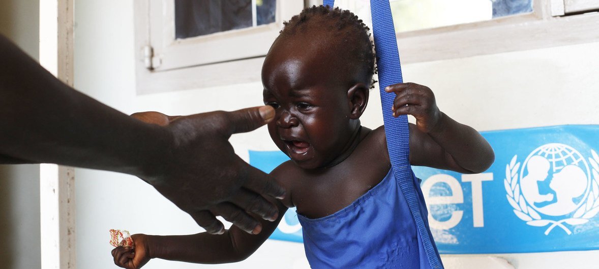 Un enfant d'un an est pesé à l'hôpital pour enfants Al Sabah de Juba, Soudan du Sud, décembre 2018.