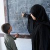 Una maestra enseña a un niño con discapacidad auditiva.