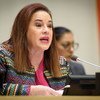 María Fernanda Espinosa Garcés discursa em um pódio durante um debate de alto nível sobre migração internacional e desenvolvimento.