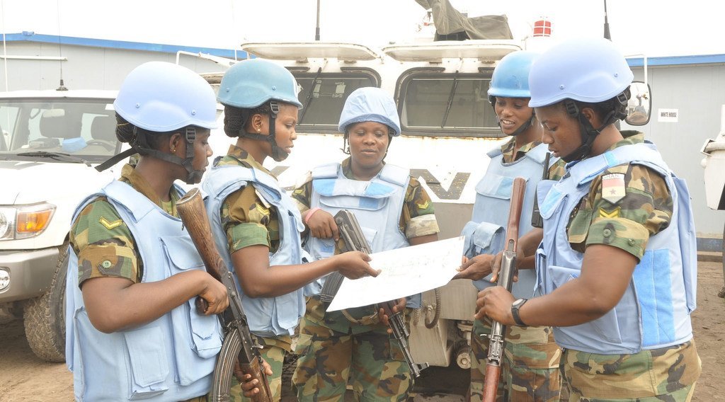 Des Casques bleus du bataillon ghanéen servant au sein de la Mission des Nations Unies en République démocratique du Congo (MONUSCO) se préparent à partir en patrouille dans la capitale Kinshasa en décembre 2015