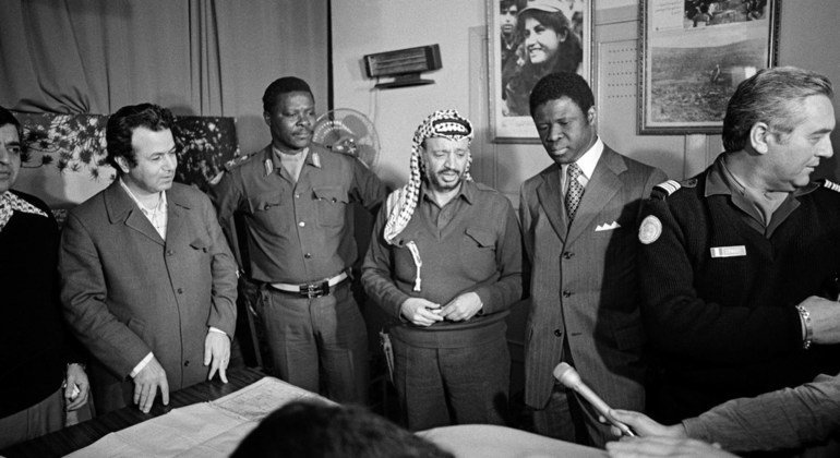 Yasser Arafat (katikati), Mwenyekiti wa Kamati kuu ya chama cha ukombozi wa Palestina (PLO) akizungumza na wanahabari mjini Beirut kufuatia kukubali kwake wito wa Katibu Mkuu wa Umoja wa Mataifa kusitisha mapigano kusini mwa Lebanon mwezi Machi mwaka 1978