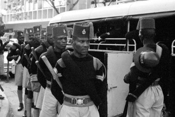 Des policiers ghanéens de l’Opération des Nations unies au Congo (ONUC) à Léopoldville, en août 1960.