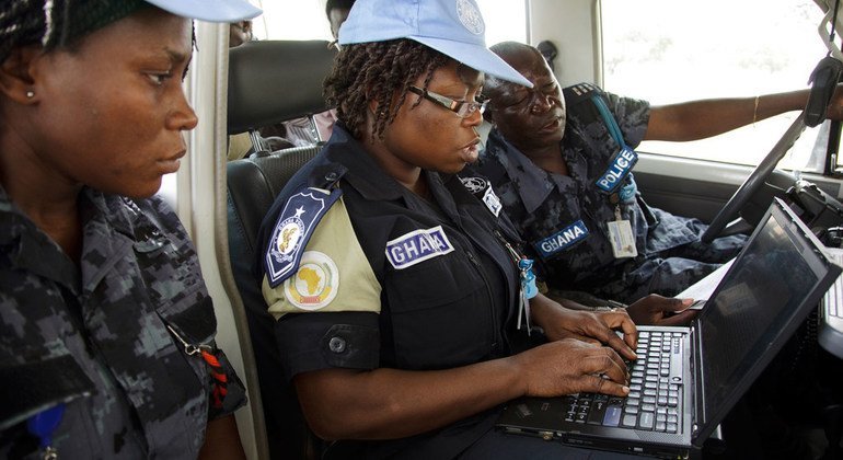 Akisaidiwa na wenzake wawili, Angela Ama Agyeman Sesime (katikati) wa Ghana, Polisi mshauri wa UNAMID akiandika ripoti baada ya doria katika kambi ya Zam Zam ya kuwahifadhi wakimbizi wa ndani eneo la Darfur Kaskazini, Sudan, Oktoba 2010.