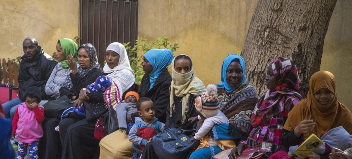 لاجئون سودانيون في مصر يزورون عيادة طبية في منطقة الزمالك في القاهرة لإجراء فحوصات لأطفالهم.