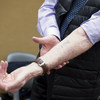 Le 28 janvier 2019, au Palais des Nations, à Genève, le survivant de l'Holocauste Benjamin Orenstein montre son bras marqué au fer à Auschwitz du ‘matricule B4416’ 