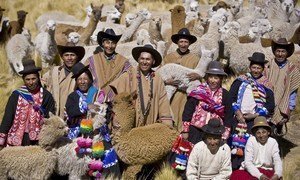 Existem cerca de 370 a 500 milhões de indígenas no mundo, espalhados por 90 países. Eles vivem em todas as regiões geográficas e representam 5 mil culturas diferentes.