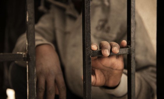    الطفل عيسى مهاجر من النيجر يبلغ من العمر 14 عاما، داخل مركز احتجاز في ليبيا، في يناير / كانون الثاني 2017. توفيت والدته قبل عامين في النيجر. تمكن عيسى من جمع 450 دولارا أمريكيا، كان يأمل في أن يدفعه نظير العبور على متن قارب إلى إيطاليا. تم اعتقاله واحت